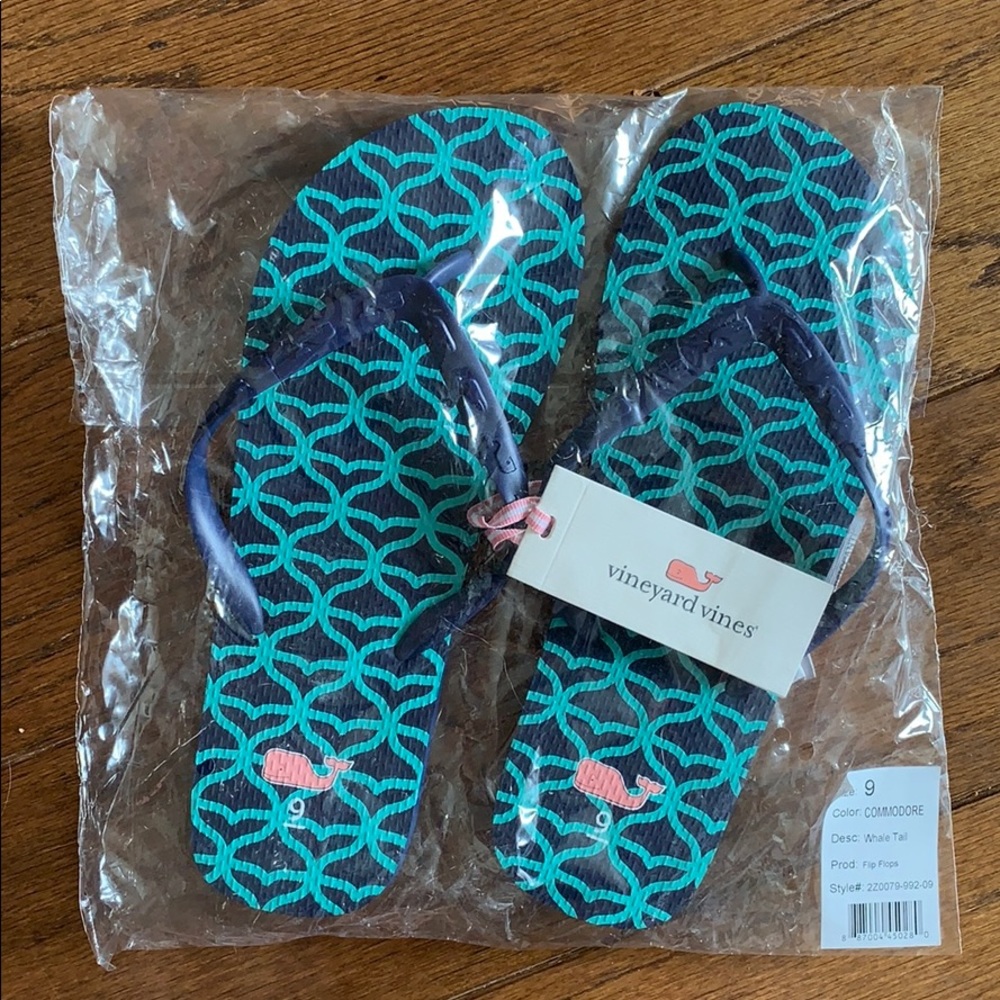 vineyard vine flip flops